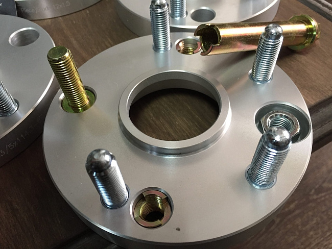 картинка Проставка переходная 20 мм с 4x114.3 на 5x114.3-ц. о 67.1/60.1 шпилька 12х1.5 магазин  StreetTuning 