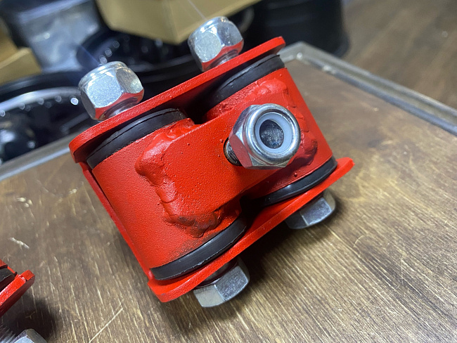 картинка Подушки двигателя ВАЗ 2101-2107 16V/8V на резине магазин  StreetTuning 