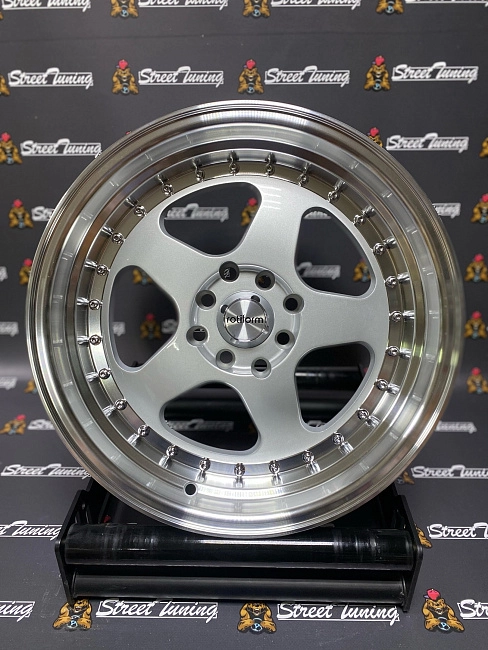 картинка Новые диски Rotiform R16 J8 ET25 4x100/114,3 серебро магазин  StreetTuning 