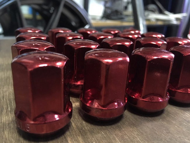 картинка Комплект гаек Starleks M12x1.5 высота 32 мм, красные магазин  StreetTuning 