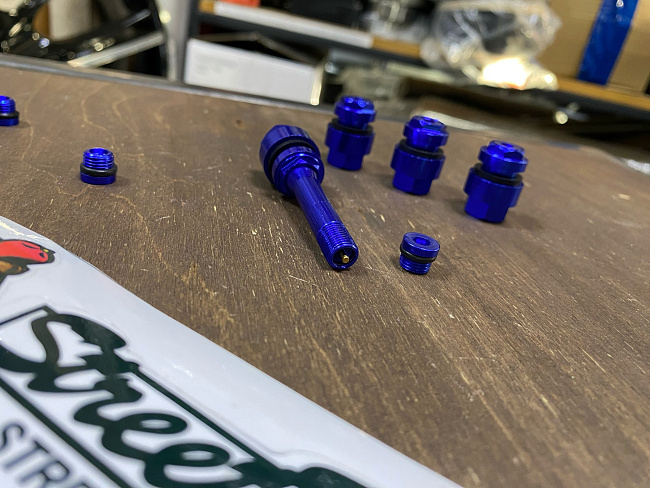 картинка Скрытые ниппели (вентили) для колес, к-т 4 шт, цвет СИНИЙ магазин  StreetTuning 
