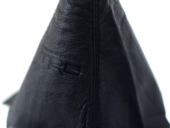 картинка Чехол на КПП TRD, универсальный. Кожа, черная строчка магазин  StreetTuning 