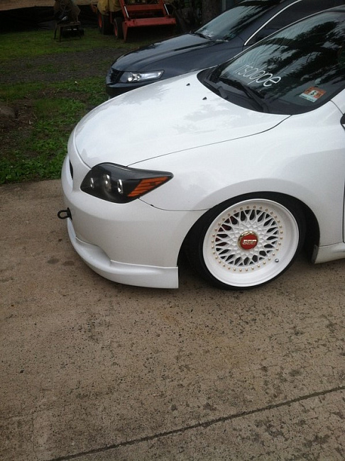 картинка Новые диски BBS RS R17 5X112/5X120 ET15 J8,5 белый глянец + золотистые болтики магазин  StreetTuning 