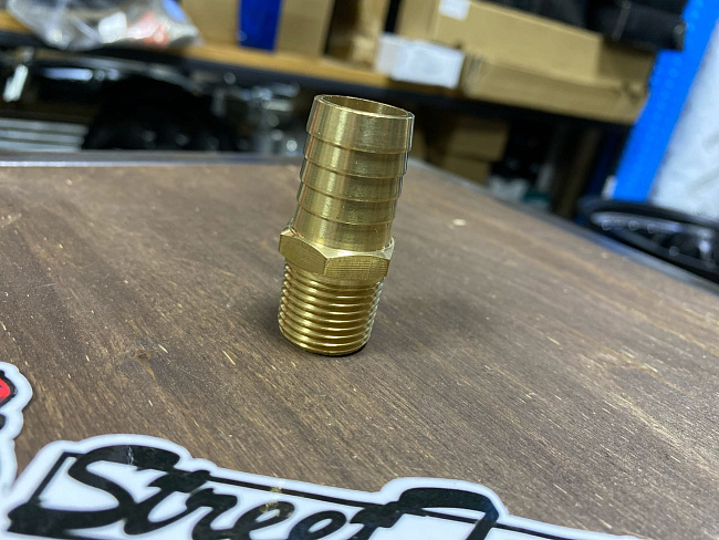 картинка Фитинг-штуцер под шланг 20 мм - резьба 1/2 NPT латунь магазин  StreetTuning 