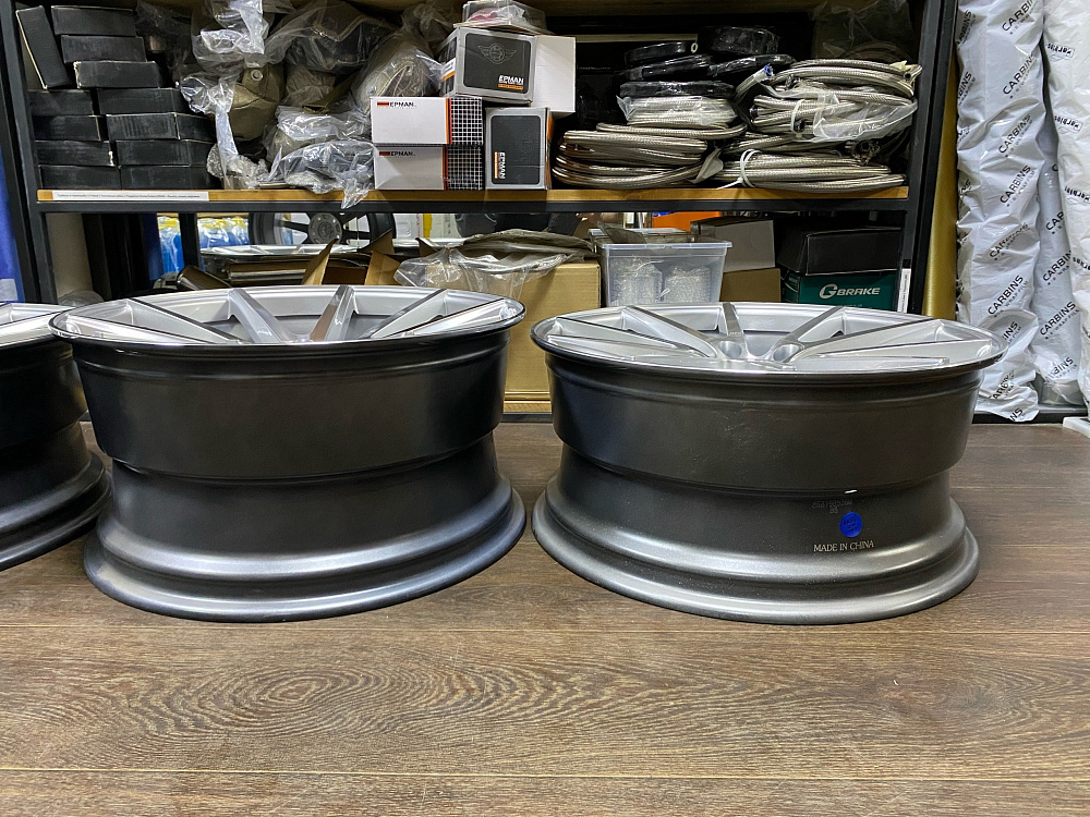 картинка Новые диски Vossen VFS1 разноширокие R19 J8.5/J9,5 ET35 5X114,3 от магазина  StreetTuning