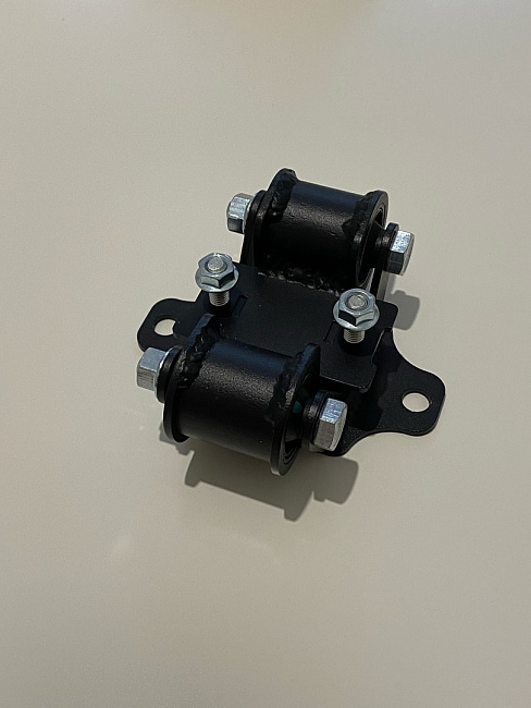 картинка Задняя опора трансмиссии для Nissan 240SX 180SX S13 S14 S15, R33-34 магазин  StreetTuning 