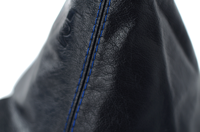 картинка Чехол на КПП для Nissan GTR  Кожа, синяя строчка магазин  StreetTuning 