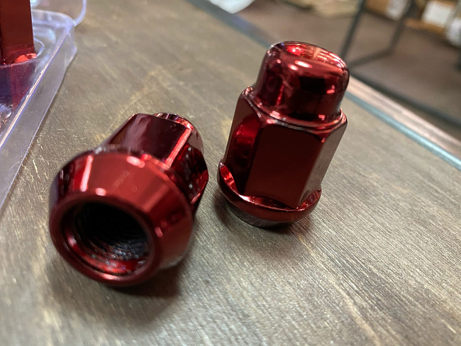 картинка Комплект гаек Starleks M12x1.25 высота 35 мм, красные - 20 шт магазин  StreetTuning 