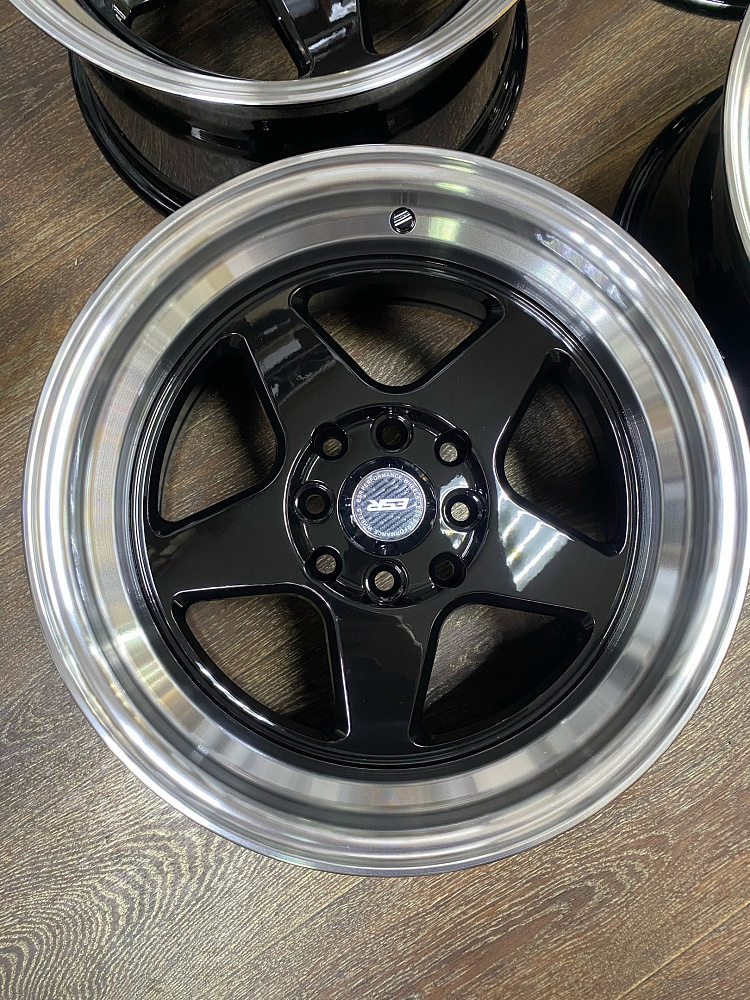 картинка Новые диски ESR R15 J8,25 ET20 4x100/4x114.3, черные от магазина  StreetTuning
