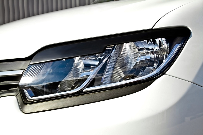 картинка Renault Sandero Stepway II 2014-н.в. Накладки на передние фары (реснички) компл.-2 шт. магазин  StreetTuning 