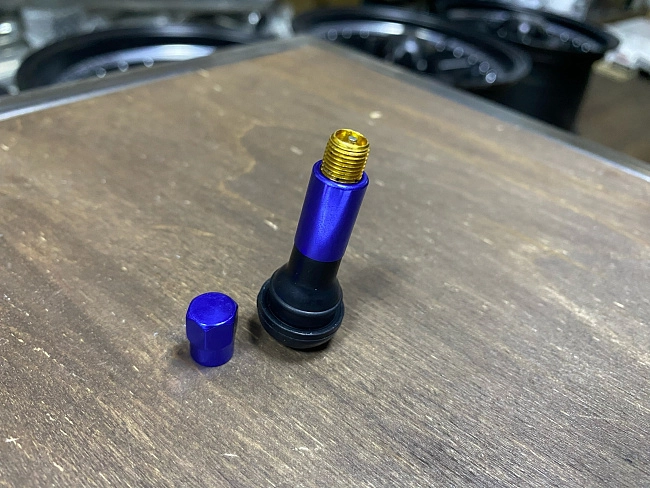 картинка Ниппели (вентили) для колес, к-т 4 шт, цвет синий магазин  StreetTuning 