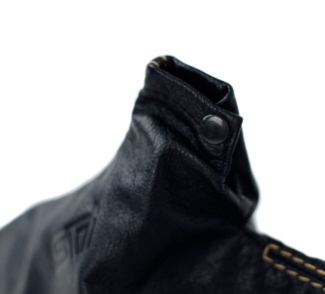 картинка Чехол на ручник Subaru STI, универсальный. Кожа, золотая строчка магазин  StreetTuning 