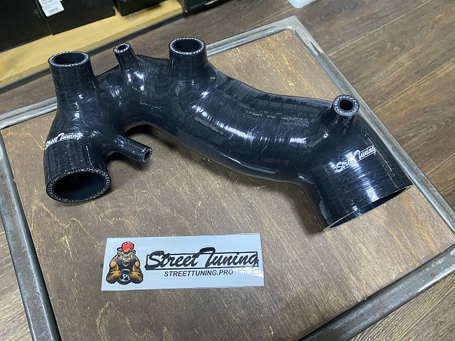 картинка Патрубок турбины STREETTUNING для Audi A4, VW Passat B6 1.8T магазин  StreetTuning 