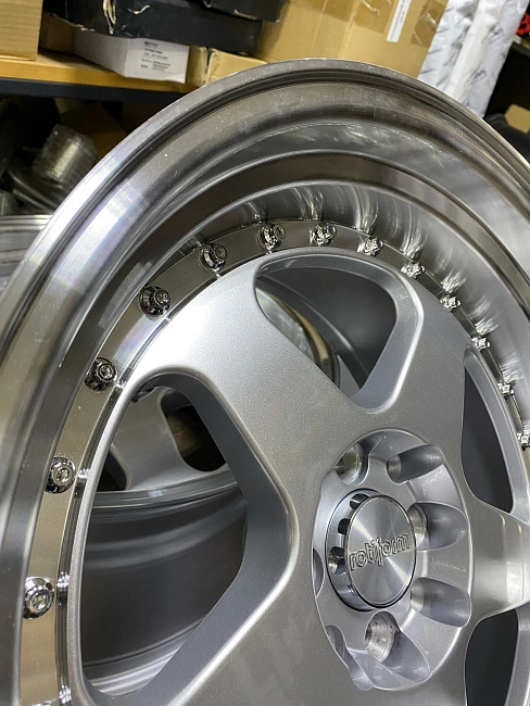 картинка Новые диски Rotifrom R17 J9 ET15 5X100/5х114.3 серебро магазин  StreetTuning 
