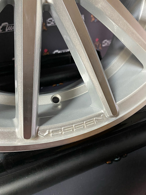 картинка Новые диски Vossen VFS-2 R18 J8 ET35 5x114.3 Silver магазин  StreetTuning 