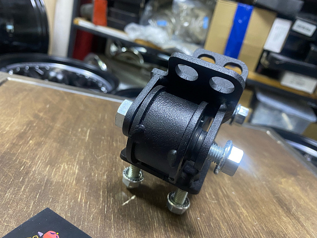 картинка Усиленная опора(подушка) кпп для Toyota Supra, Cressida, R154 и W5x магазин  StreetTuning 