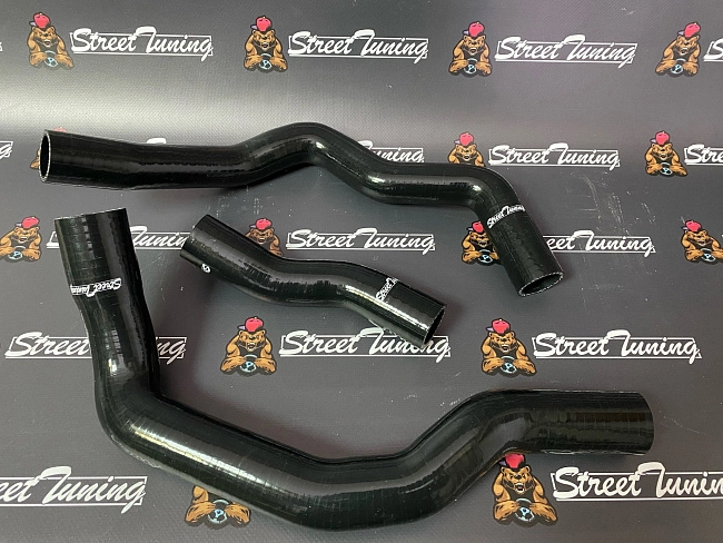 картинка Патрубки радиатора StreetTuning для Mini Cooper S JCW W11 1.6 R52 04-08/R53 01-06, черные 3 шт магазин  StreetTuning 