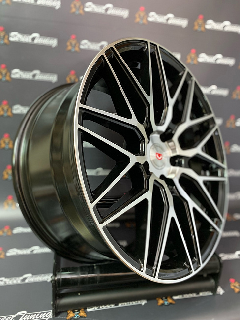 картинка Новые диски Vossen HF-2 R18 J8.5 ET35 5x114.3 Black+Silver магазин  StreetTuning 