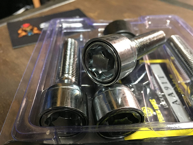 картинка Комплект секретных болтов 14x1.5, 45 мм, конус. - 674177EM-2Key магазин  StreetTuning 