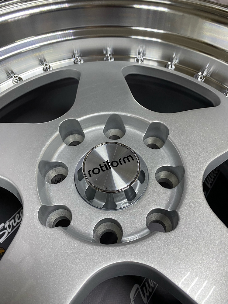 картинка Новые диски Rotiform R16 J8 ET25 4x100/114,3 серебро от магазина  StreetTuning
