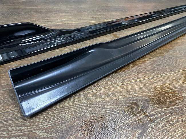 картинка Сплиттер на пороги для BMW G20 330i LCI, черный глянец магазин  StreetTuning 