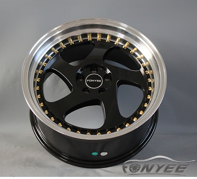 картинка Новые диски Rotiform TMB Flat R18 5х100 ET30 J8,5 черный глянец + золотистые болтики магазин  StreetTuning 