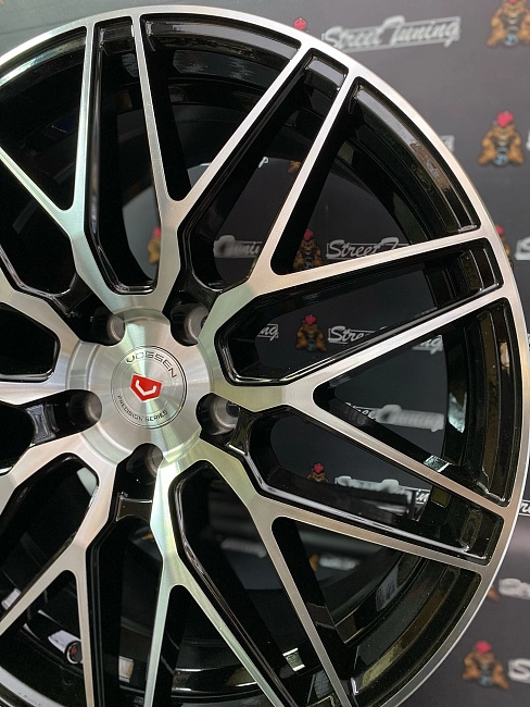 картинка Новые диски Vossen HF-2 R18 J8.5 ET35 5x114.3 Black+Silver магазин  StreetTuning 
