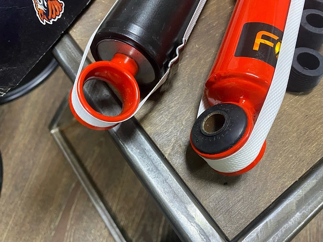 картинка Задние газо-масляные амортизаторы FOX -70 мм для Ваз 2101-07 магазин  StreetTuning 