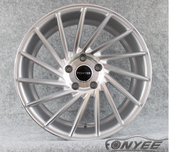картинка Новые диски Vossen VPS304 Replica R18 5X114,3 ET35 J8 серебро магазин  StreetTuning 