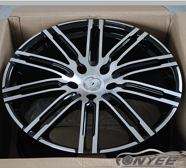 картинка Новые диски Porsche Macan wheels R22 5x130 ET45 J9,5 черный глянец + серебро магазин  StreetTuning 