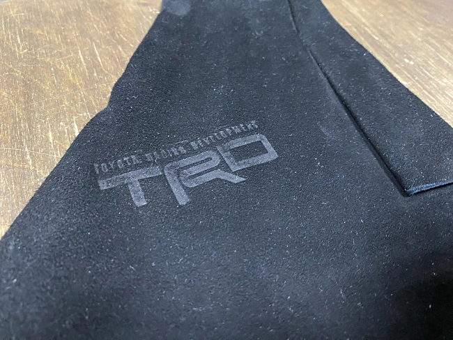 картинка Чехол на ручник для  Toyota MARKII 90 TRD , замша, красная строчка магазин  StreetTuning 