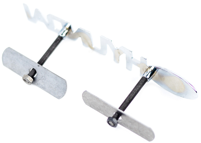 картинка Шильдик в решетку радиатора с логотипом "Hyundai" магазин  StreetTuning 