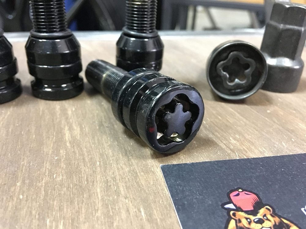 картинка Секретки - болты Starleks 14x1.25 длина 40 мм, конус черные от магазина  StreetTuning
