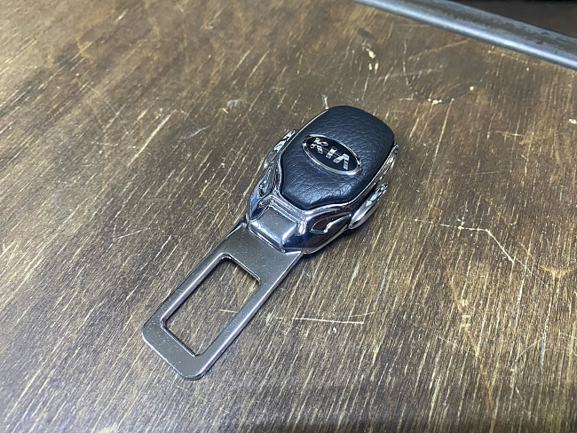 картинка Обманка "заглушка" в ремень безопасности Kia (1шт) магазин  StreetTuning 