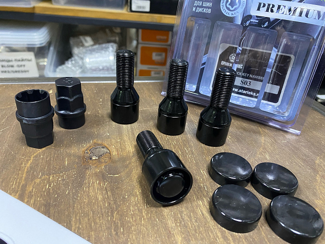 картинка Комплект секретных болтов Starleks шаг M14x1,25 28 мм черные магазин  StreetTuning 