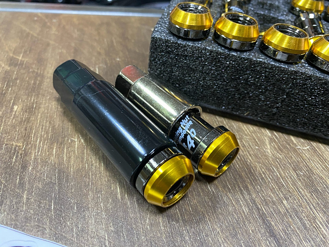 картинка Комплект гаек Kics Racing Composite R40 черные M12 x 1.5 магазин  StreetTuning 