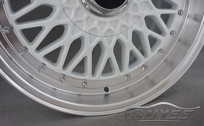 картинка Новые диски BBS RS R17 4X100/4X114,3 ET35 J7,5 белый глянец + серебристые болтики магазин  StreetTuning 