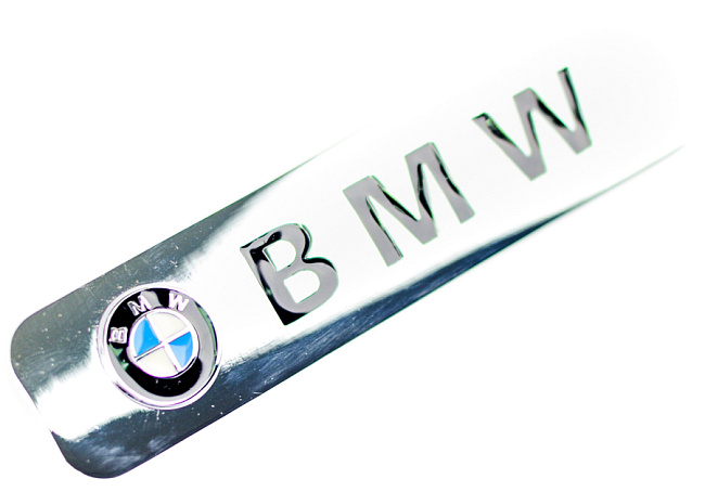картинка Шильдик в решетку радиатора с логотипом "BMW" магазин  StreetTuning 