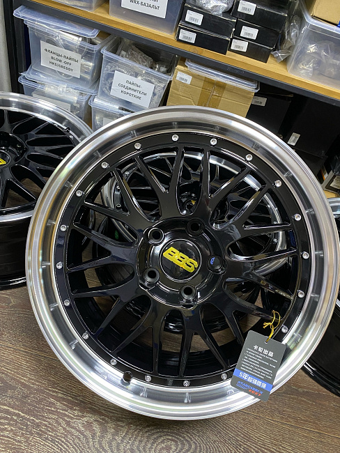 картинка Новые диски BBS LM R17 J7.5 ET38 5x114,3 черные с полировкой магазин  StreetTuning 