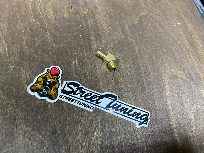 картинка Фитинг-штуцер 45 гр под шланг 6 мм - резьба 1/8 27 npt латунь магазин  StreetTuning 