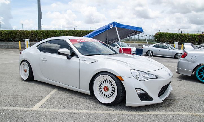 картинка Новые диски BBS RS R17 5X112/5X120 ET15 J8,5 белый глянец + золотистые болтики магазин  StreetTuning 