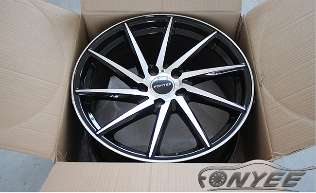картинка Новые диски Vossen CVT-R Replica R18 5X114,3 ET40 J8,5 черный глянец + серебро магазин  StreetTuning 
