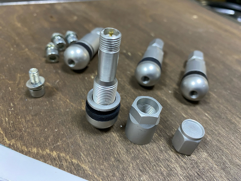 картинка Ниппели (вентили) под датчик, разборные TPMS-01, серые, 4 шт от магазина  StreetTuning