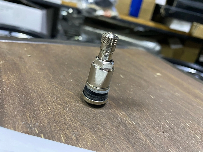 картинка Ниппель (вентиль) для колес, разборный MS525CR, цвет хром магазин  StreetTuning 