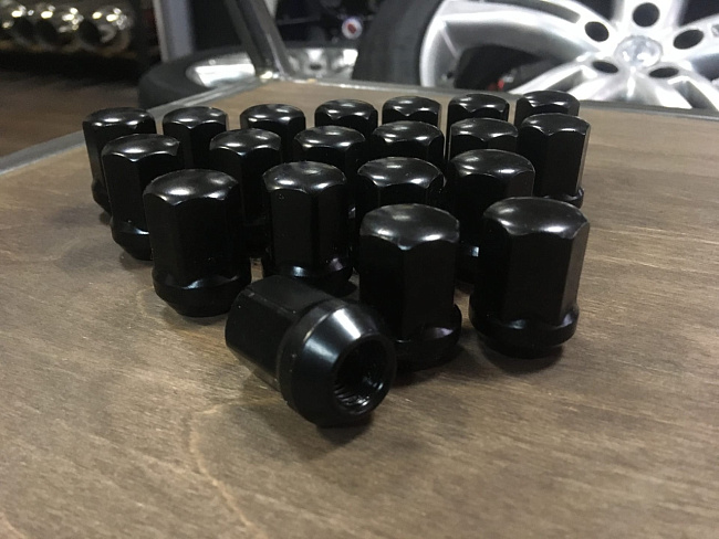 картинка Комплект гаек Starleks M12x1.5 высота 32 мм, черные магазин  StreetTuning 