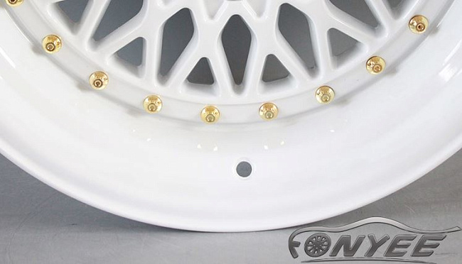 картинка Новые диски BBS RS R17 5X112/5X120 ET15 J10 белый глянец + золотистые болтики магазин  StreetTuning 