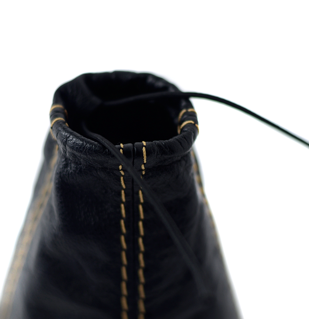 картинка Чехол на КПП Subaru STI, универсальный. Кожа, золотая строчка магазин  StreetTuning 