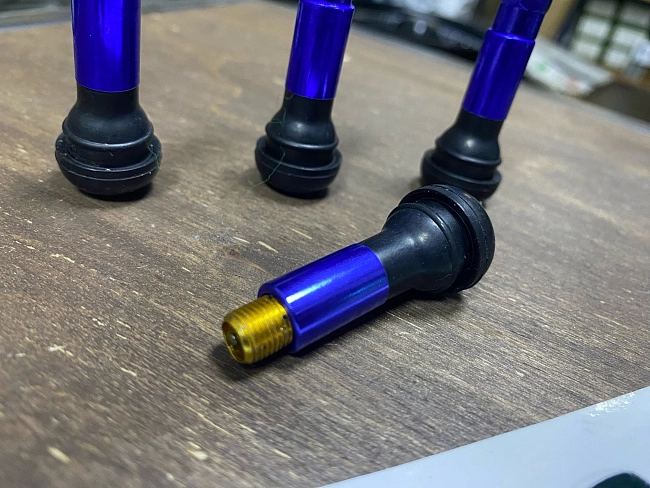 картинка Ниппели (вентили) для колес, к-т 4 шт, цвет синий магазин  StreetTuning 