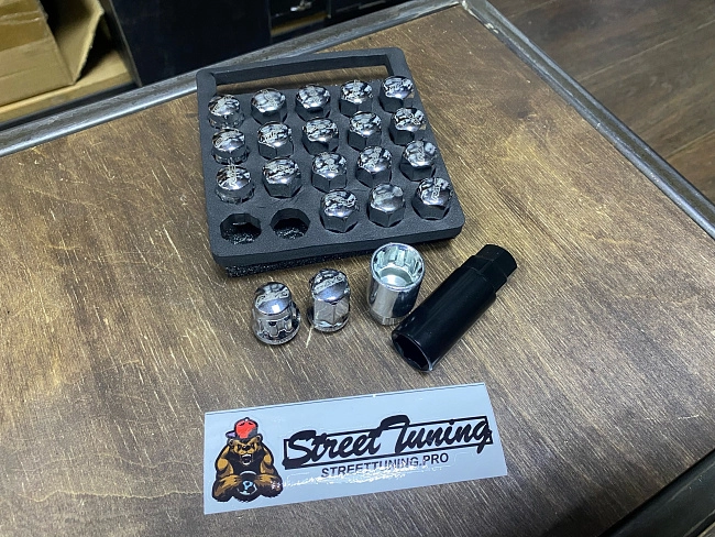 картинка Колесные гайки Rays style М12х1.25 высота-30 мм хром с секретками магазин  StreetTuning 