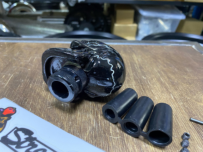 картинка Ручка КПП "Череп", цвет черный. магазин  StreetTuning 